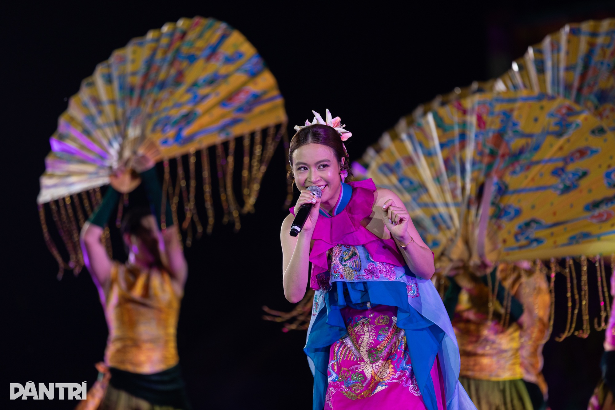 Hoàng Thùy Linh đem bản hit trăm triệu views lên sân khấu lễ hội thế giới - 4