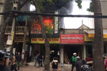 Hà Nội: Cửa hàng nội thất trên phố bốc cháy dữ dội