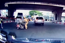 Tài xế có nồng độ cồn tông vào chân cán bộ CSGT tại vòng xoay ở TPHCM