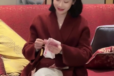 Cô gái về quê phát lì xì "khủng" cho người thân