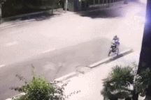 Thanh niên thoát chết đầy may mắn khi ô tô mất lái lao vút lên vỉa hè