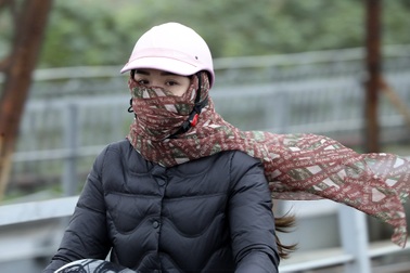 Người Hà Nội mũ áo kín mít tránh gió rét trong sáng đầu tuần