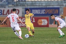 Văn Quyết vượt qua Công Vinh, ghi dấu ấn lịch sử ở V-League