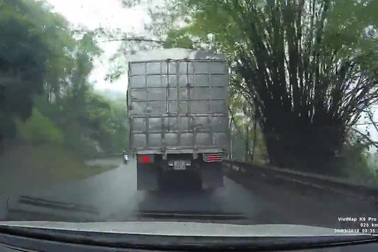 Vượt ẩu trên đường đèo, SUV khiến xe tải suýt bị lật