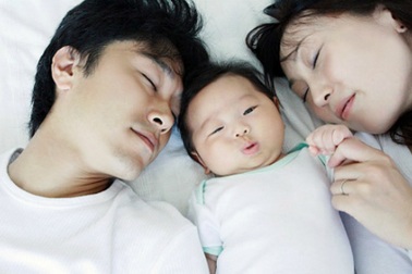 Vì sao không nên cho trẻ sơ sinh ngủ cùng bố mẹ?
