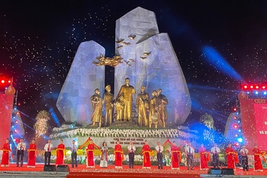 Khánh thành Tượng đài Chủ tịch Hồ Chí Minh với nhân dân Quảng Bình