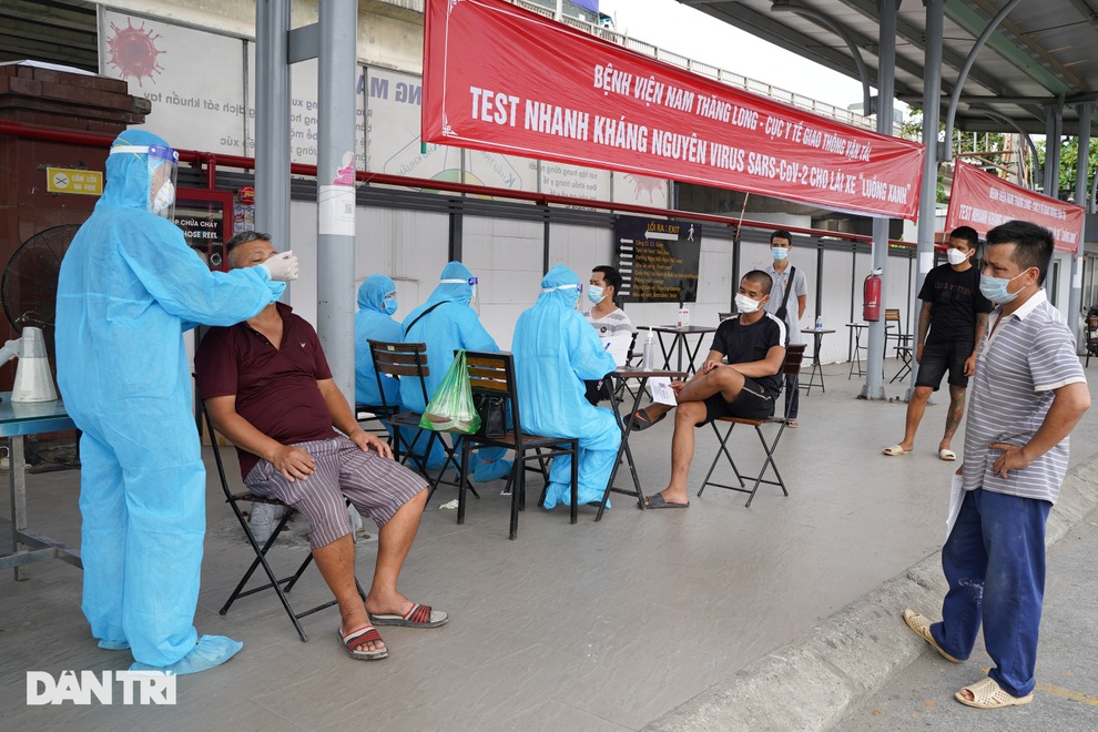 Test nhanh Covid-19 lưu động cho lái xe luồng xanh ngay tại bến ở Hà Nội - 1 Test nhanh Covid-19 lưu động cho lái xe luồng xanh ngay tại bến ở Hà Nội - 1