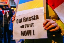 Đòn trừng phạt "chưa từng có" bắt đầu dội xuống Nga