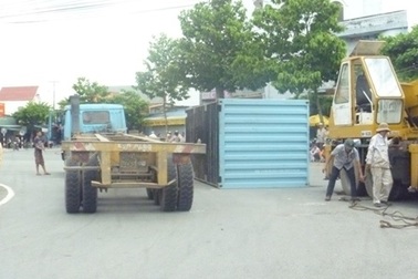 Container nặng hàng chục tấn rơi từ trên xe xuống đường