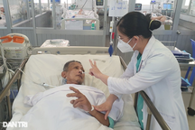 TPHCM: Uống rượu đế hàng xóm cho, người đàn ông hôn mê nguy kịch