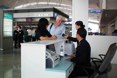 Mang theo trên 5.000 USD sẽ phải khai báo khi xuất, nhập cảnh?