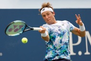 Holger Rune bị loại sớm, Casper Ruud vất vả vượt qua vòng một US Open