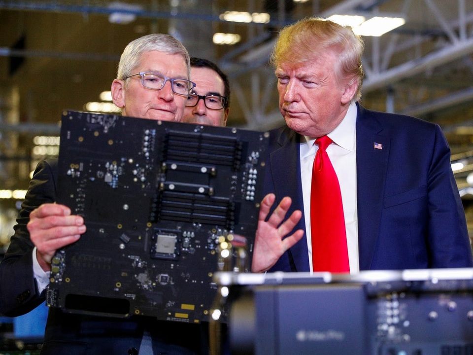 Chiếc máy tính trị giá gần 140 triệu đồng được CEO Apple tặng ông Trump - 1 Chiếc máy tính trị giá gần 140 triệu đồng được CEO Apple tặng ông Trump - 1