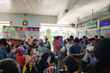 Đà Nẵng: Người dân chen chân ở bến xe mua vé về quê ăn Tết