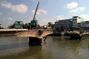 Xe cẩu rớt xuống sông khi tháo dỡ cầu trăm tuổi