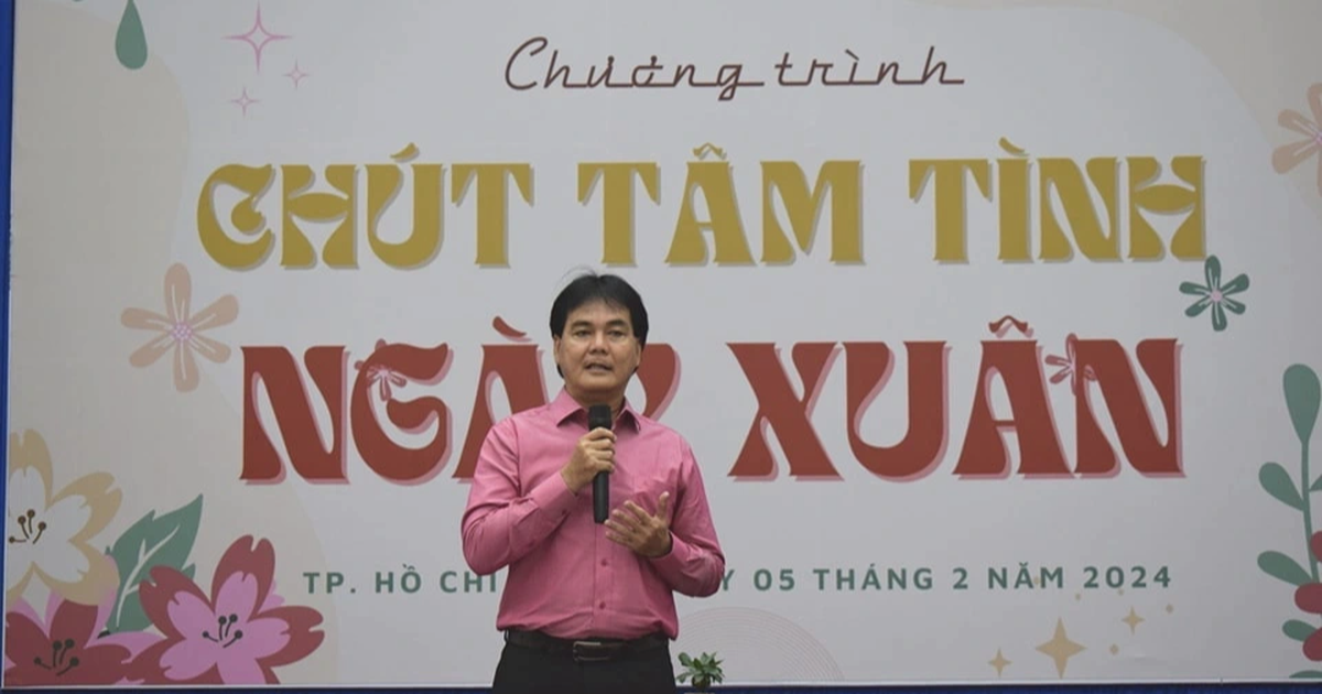 Ông Huỳnh Thanh Phú trong một chương trình chia sẻ về ngày xuân với học sinh Trường THPT Bùi Thị Xuân (Ảnh: Nhân vật cung cấp).