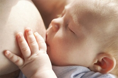 Giúp mẹ cai sữa cho bé