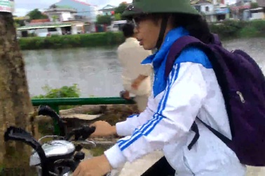 Nữ sinh viên ĐH Nông lâm Huế chạy thử xe đạp điện