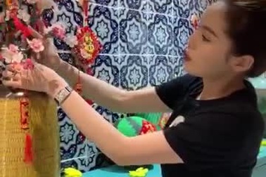 Hoa hậu Kỳ Duyên trang trí không gian đậm sắc màu Tết