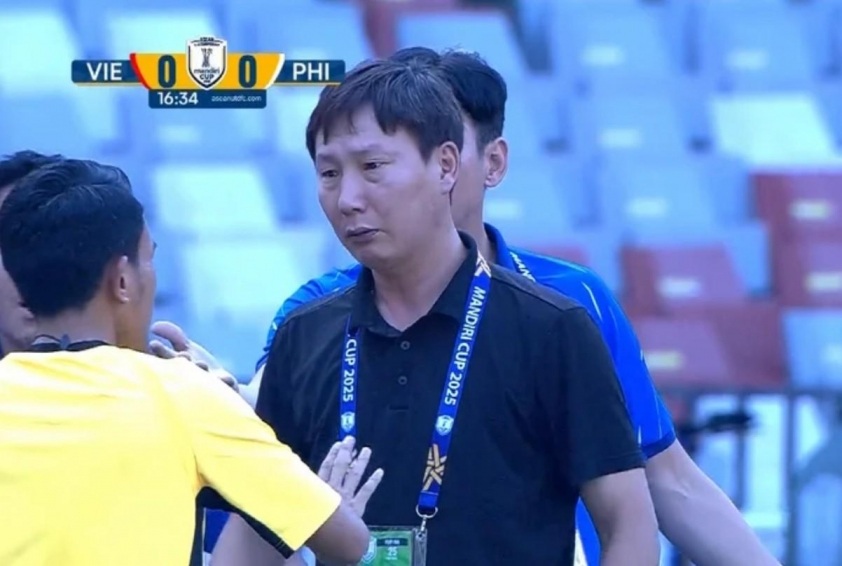 HLV Kim Sang Sik nổi giận với trọng tài và bị trừng phạt - 1
