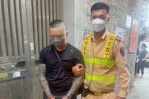 CSGT phát hiện nam thanh niên tàng trữ ma túy trên phố Hồ Tùng Mậu