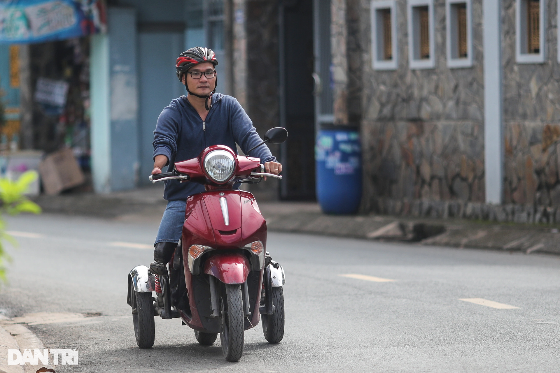 Người thầy không chân dạy bơi miễn phí cho trẻ mồ côi - 2 Người thầy không chân dạy bơi miễn phí cho trẻ mồ côi - 2