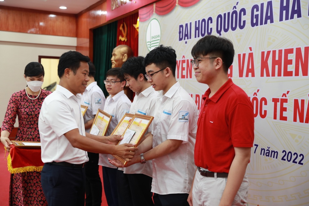 Tuyên dương và khen thưởng học sinh đạt giải quốc tế năm 2022 - 3
