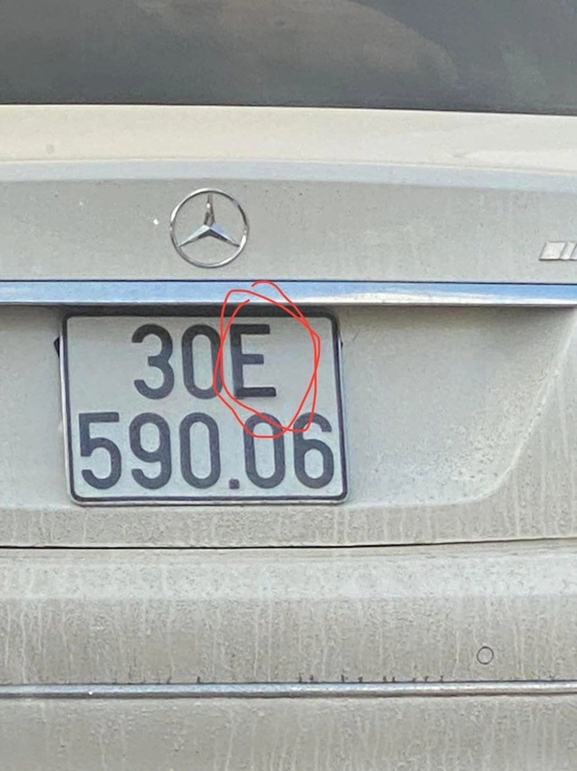 Hình ảnh chiếc Mercedes-Benz C250 dán băng keo vào biển số từng được chia sẻ lên mạng xã hội (Ảnh: HLX). Hình ảnh chiếc Mercedes-Benz C250 dán băng keo vào biển số từng được chia sẻ lên mạng xã hội (Ảnh: HLX).