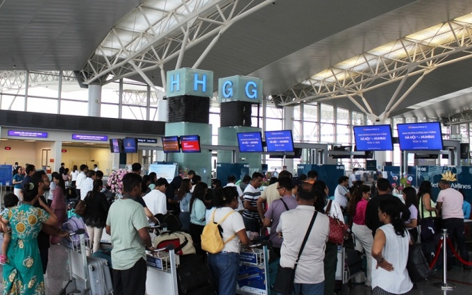 Hành khách làm thủ tục tại quầy checkin sân bay Nội Bài