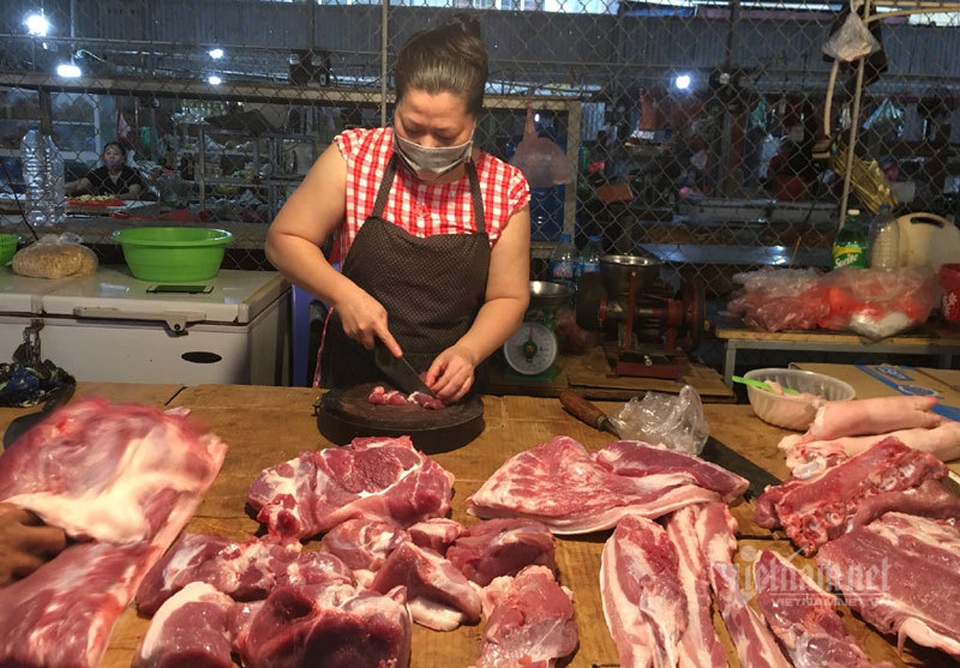 Lợn hơi giảm mạnh: Sạp chợ vẫn cố thủ giá cao, lợn quay 400 nghìn đồng/kg - 2 Lợn hơi giảm mạnh: Sạp chợ vẫn cố thủ giá cao, lợn quay 400 nghìn đồng/kg - 2