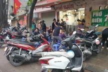 Trời mưa dông cũng không ngăn nổi dân Hà Nội đi ăn sáng, cà phê sau cách ly