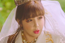 Park Bom nghẹn ngào khi nhắc đến nhóm 2NE1