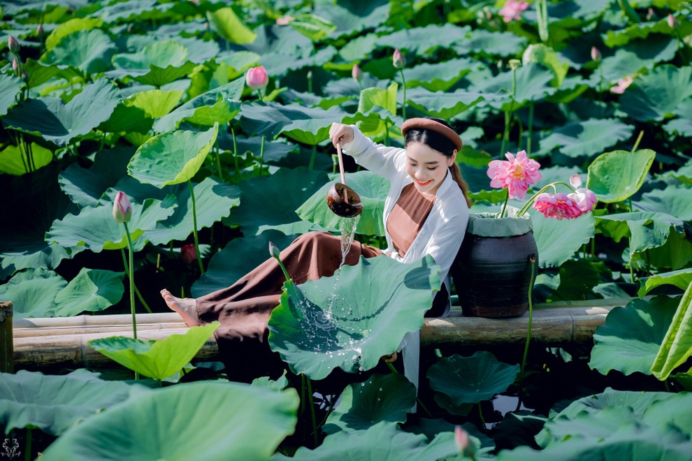 Diện áo yếm chụp ảnh với sen, làm thế nào để gợi cảm mà không phô? - 2 Diện áo yếm chụp ảnh với sen, làm thế nào để gợi cảm mà không phô? - 2