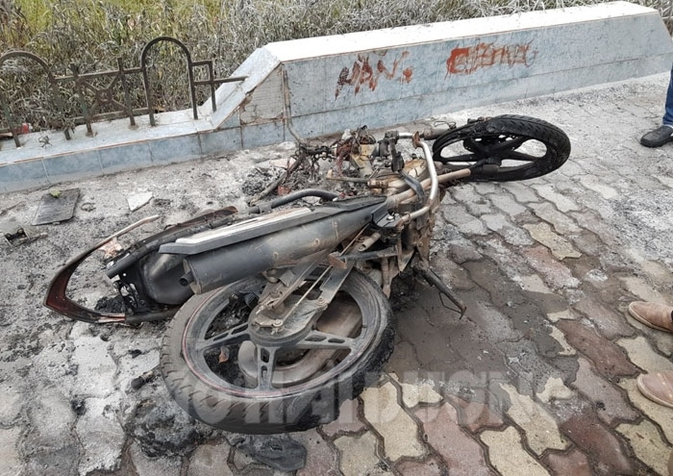 Bị CSGT dừng xe vì vượt đèn đỏ, người đàn ông tự đốt xe máy cháy rụi - 1 Bị CSGT dừng xe vì vượt đèn đỏ, người đàn ông tự đốt xe máy cháy rụi - 1