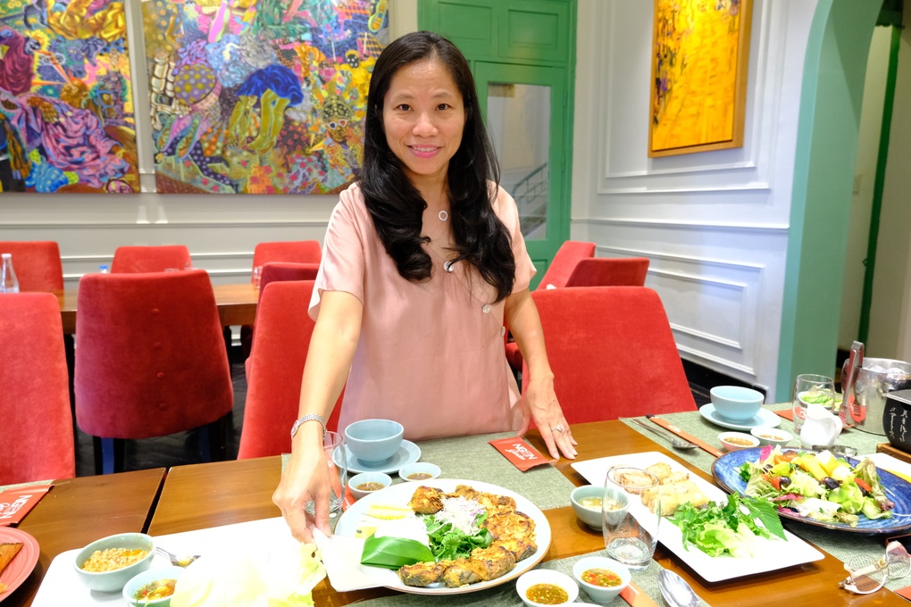 Khách Tây thích thú ăn nem rán, thịt kho tàu tại quán Việt lọt top Michelin - 7 Khách Tây thích thú ăn nem rán, thịt kho tàu tại quán Việt lọt top Michelin - 7