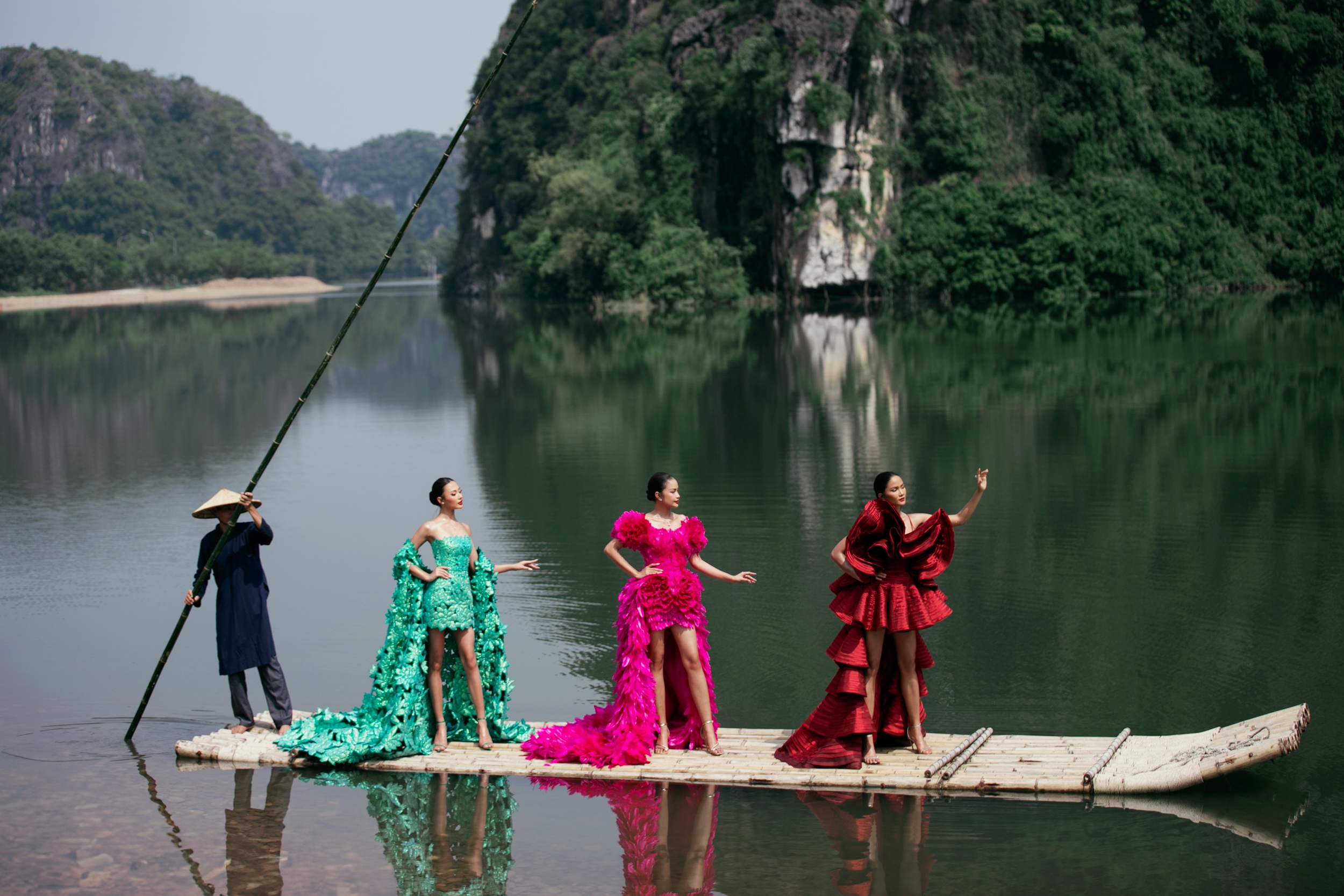 HHen Niê, Ngọc Châu đi bè trên sông, catwalk ở danh thắng Tràng An - 3