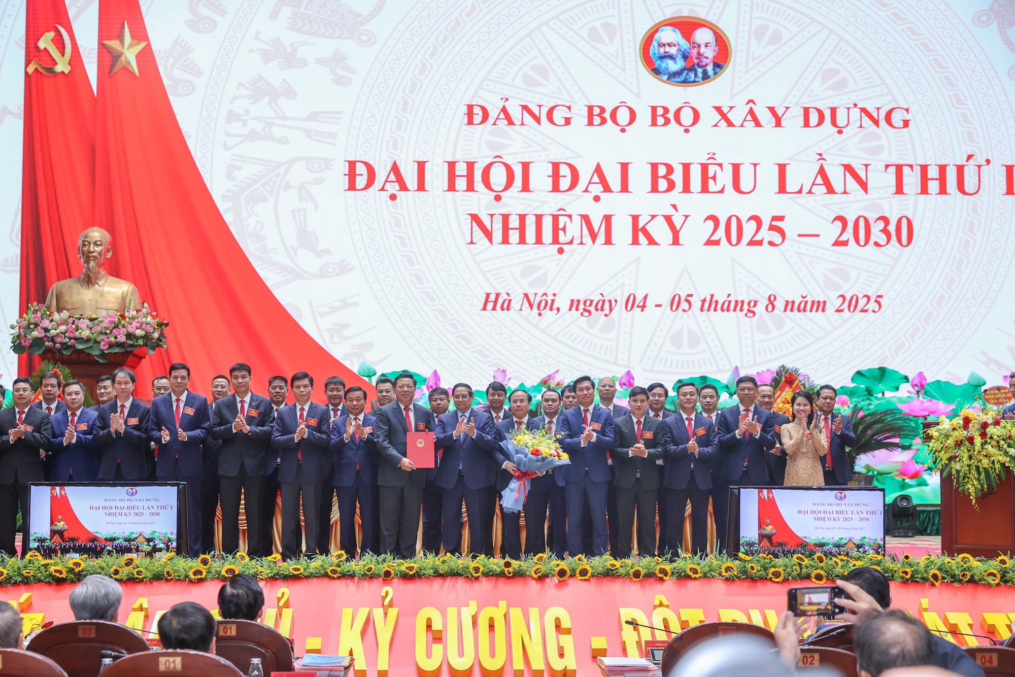 Thủ tướng: “Không có hạ tầng tốt, trải thảm đỏ nhà đầu tư cũng không đến” - 3 Thủ tướng: “Không có hạ tầng tốt, trải thảm đỏ nhà đầu tư cũng không đến” - 3