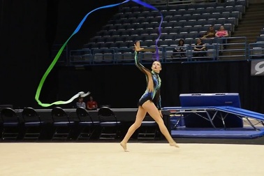 Isabelle Connor trình diễn với lụa