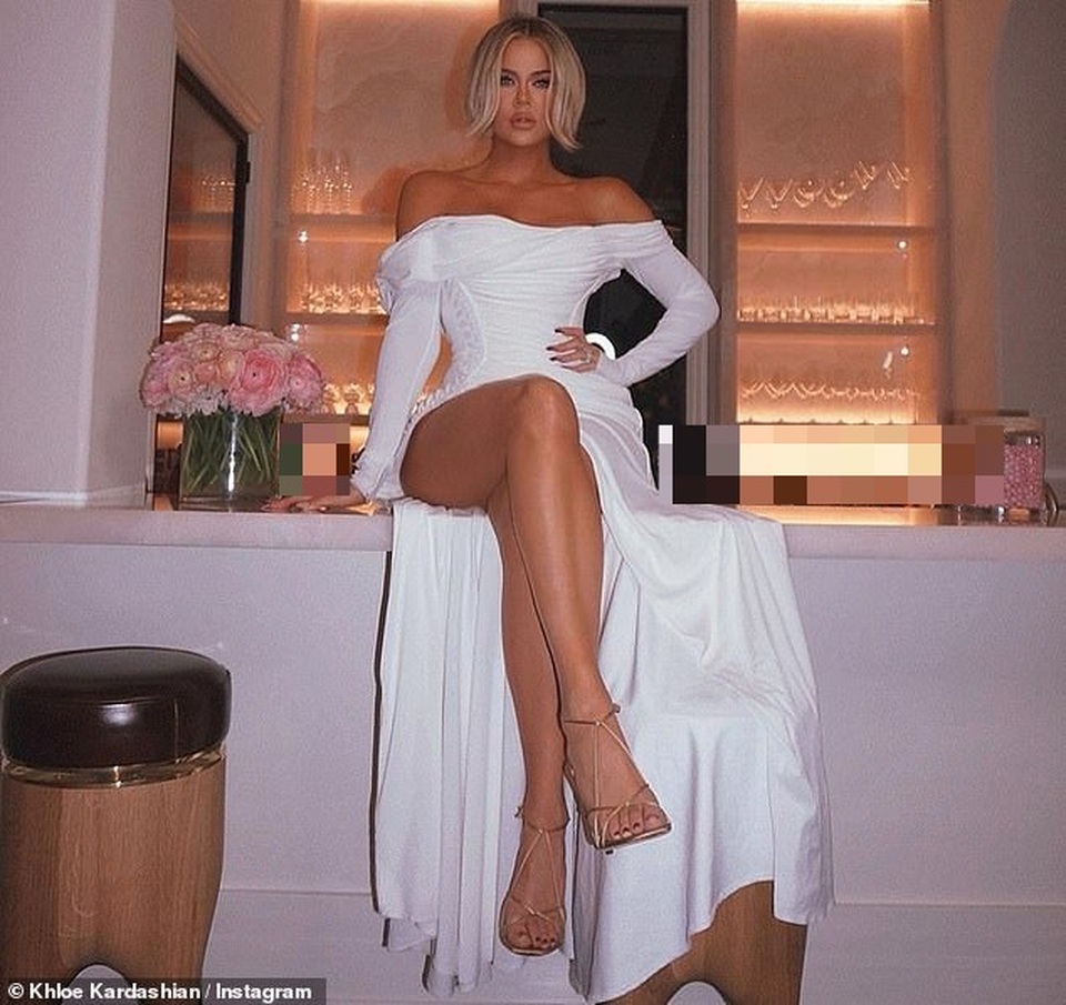 Khloe Kardashian gợi cảm với váy hở vai - 5 Khloe Kardashian gợi cảm với váy hở vai - 5