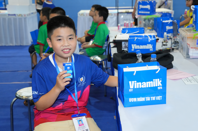 Thí sinh tiếp thêm năng lượng từ sữa chua uống Vinamilk SuSu, sữa trái cây Vinamilk Hero, sữa tươi Vinamilk 100%, sữa ngon tinh khiết Vinamilk Green Farm.