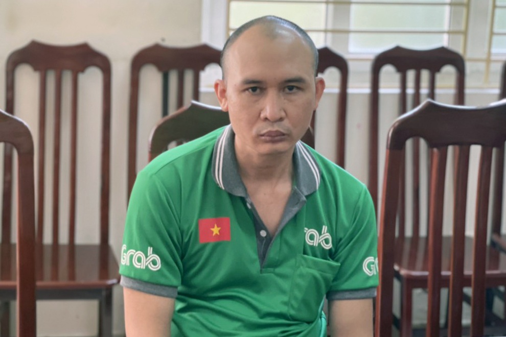 Say rượu ngủ bên đường, nam thanh niên bị cướp và mạo danh để lừa đảo - 1 Say rượu ngủ bên đường, nam thanh niên bị cướp và mạo danh để lừa đảo - 1