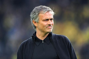 Bị cầu thủ Barca “đánh hội đồng”, Mourinho lên tiếng phản pháo