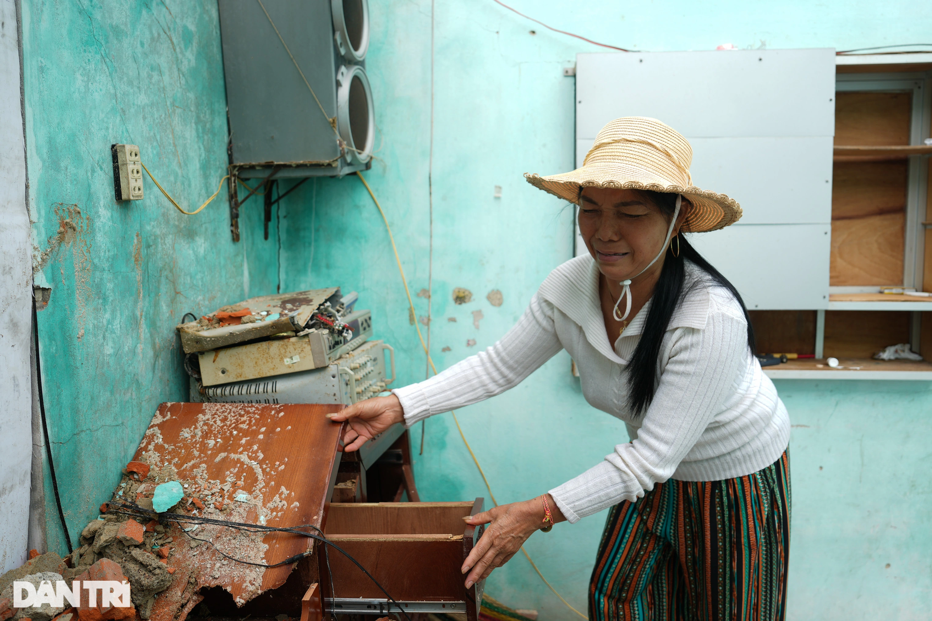 Người phụ nữ khóc hết nước mắt khi căn nhà bị bão Noru đánh sập - 4 Người phụ nữ khóc hết nước mắt khi căn nhà bị bão Noru đánh sập - 4