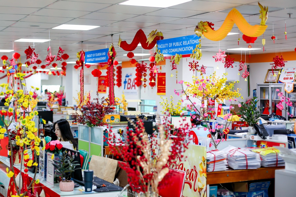 Giảng viên, sinh viên lên đồ long lanh, lưu khoảnh khắc Tết ở trường học - 3 Giảng viên, sinh viên lên đồ long lanh, lưu khoảnh khắc Tết ở trường học - 3