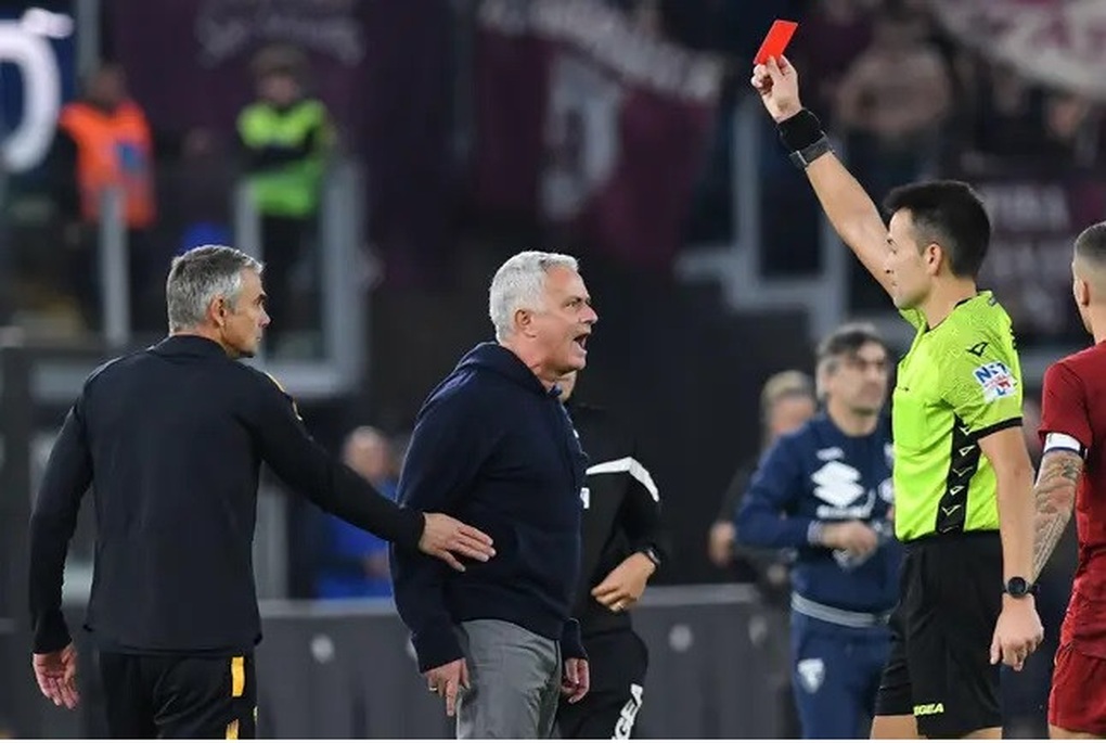 Hung hăng với trọng tài, HLV Mourinho lần thứ ba bị đuổi khỏi sân - 2 Hung hăng với trọng tài, HLV Mourinho lần thứ ba bị đuổi khỏi sân - 2