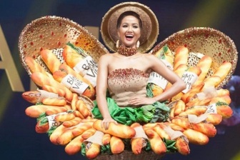 Các đại diện Việt Nam từng trình diễn quốc phục ấn tượng trước Hương Giang