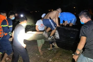 Hai anh em bị sóng đánh tử vong khi tắm biển Cửa Lò