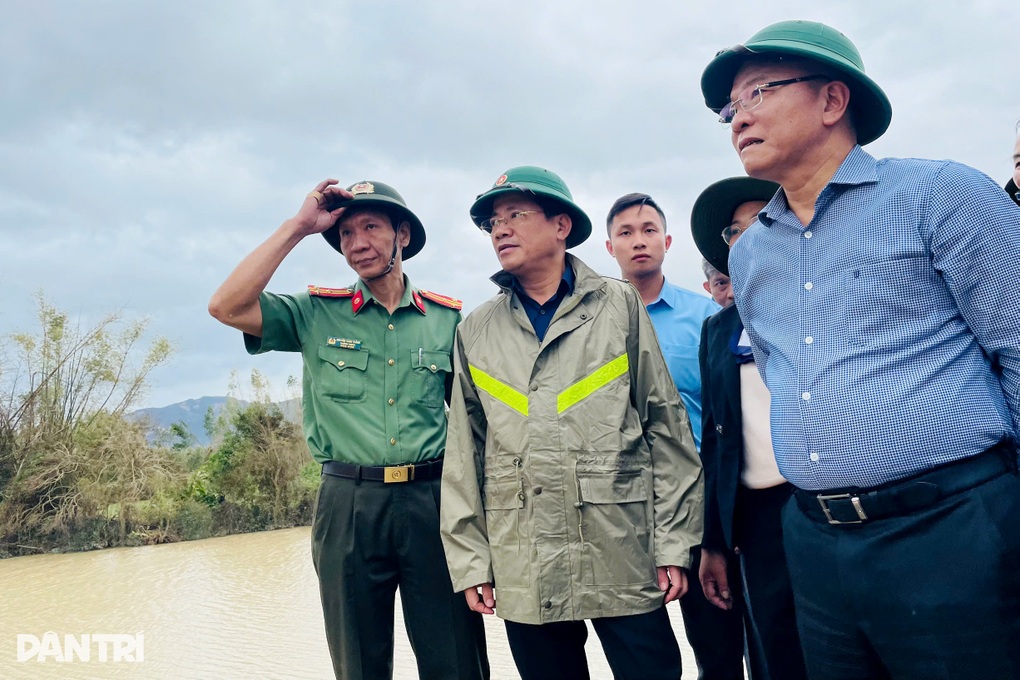 Phó Thủ tướng Lê Thành Long: Di dời dân để tránh việc thấp thỏm khi bão vào - 4 Phó Thủ tướng Lê Thành Long: Di dời dân để tránh việc thấp thỏm khi bão vào - 4