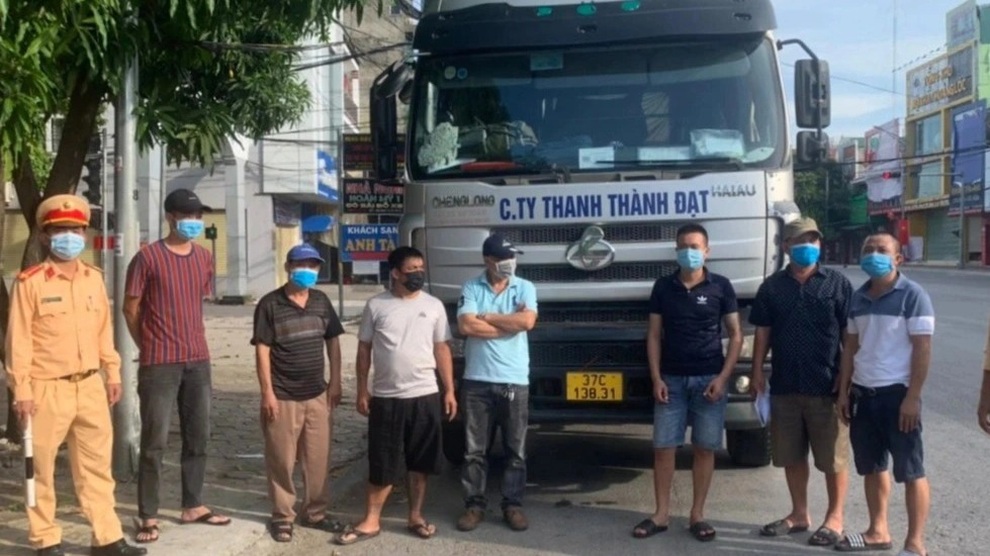 Xe đầu kéo chở 6 người thông chốt để ra khỏi thành phố - 1 Xe đầu kéo chở 6 người thông chốt để ra khỏi thành phố - 1