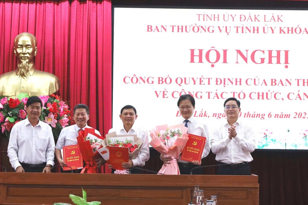 14 lãnh đạo chủ chốt của tỉnh Đắk Lắk nghỉ hưu sớm - 1 14 lãnh đạo chủ chốt của tỉnh Đắk Lắk nghỉ hưu sớm - 1